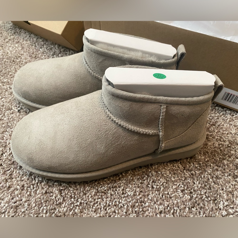 Brand New Ugg Ultra Minis - Goat size 8